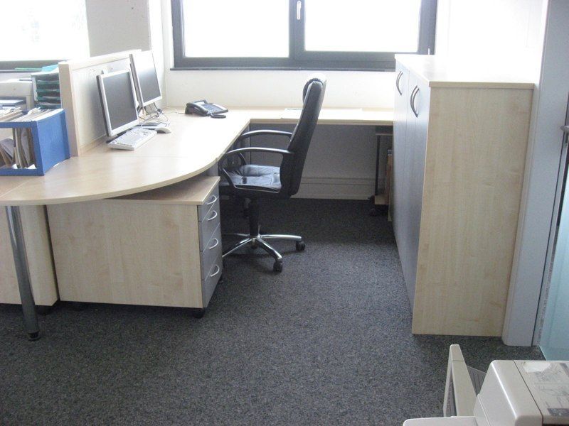 Büro Tisch und Schrank hell