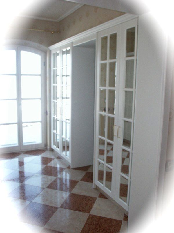 Einbauschrank in weiß mit Spiegel