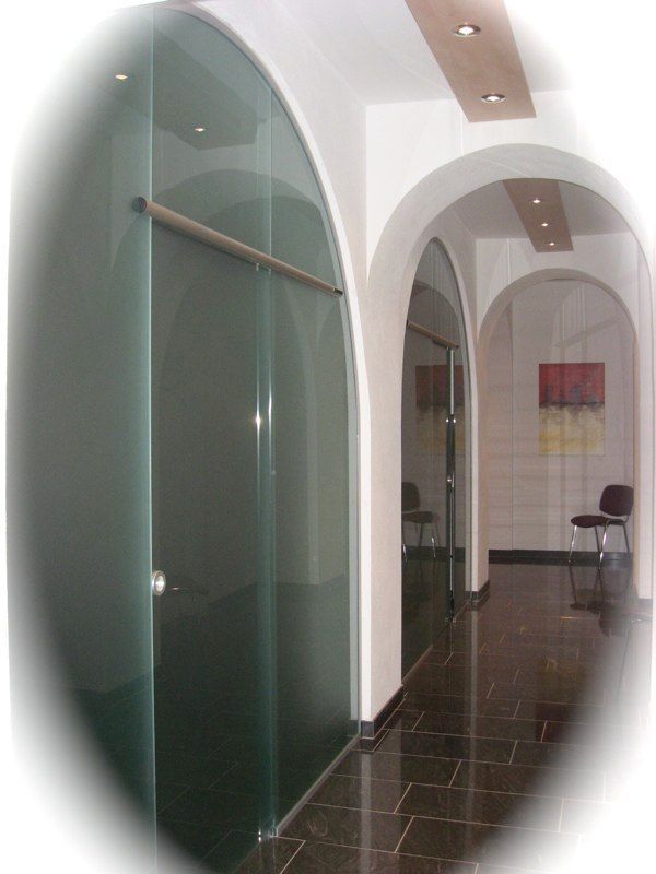 Schwarzer Büroschrank