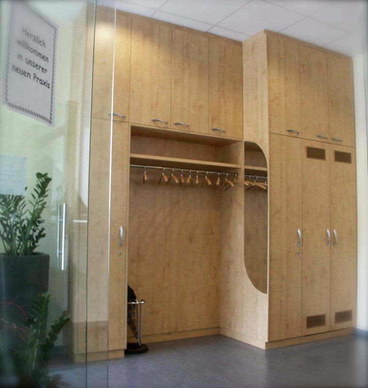 Praxis Garderobe hell