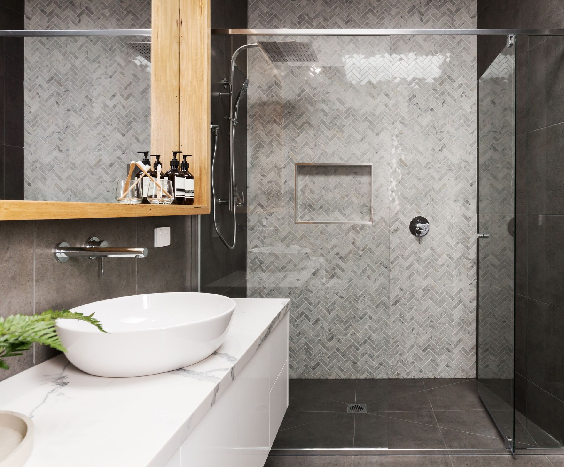 Un baño con lavabo y ducha a ras de suelo.