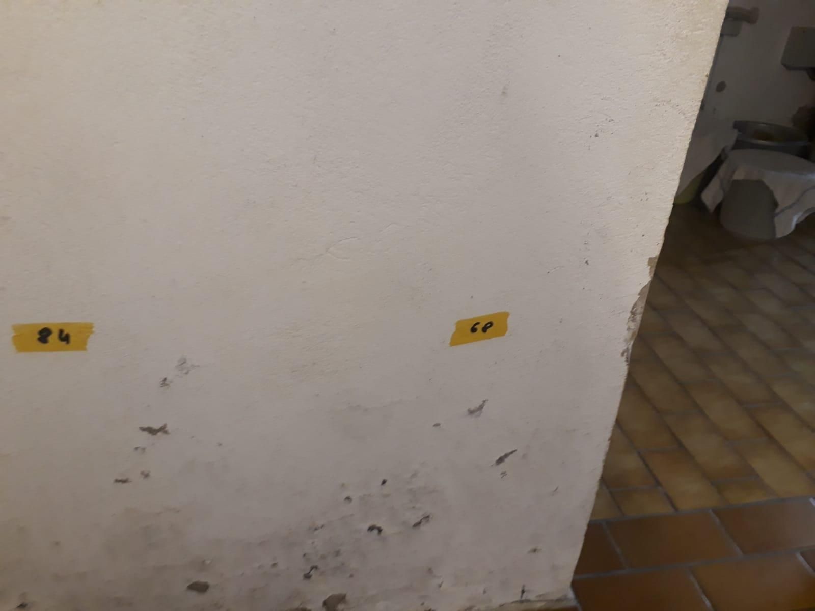 Eine weiße Wand mit einem gelben Aufkleber mit der Aufschrift 84