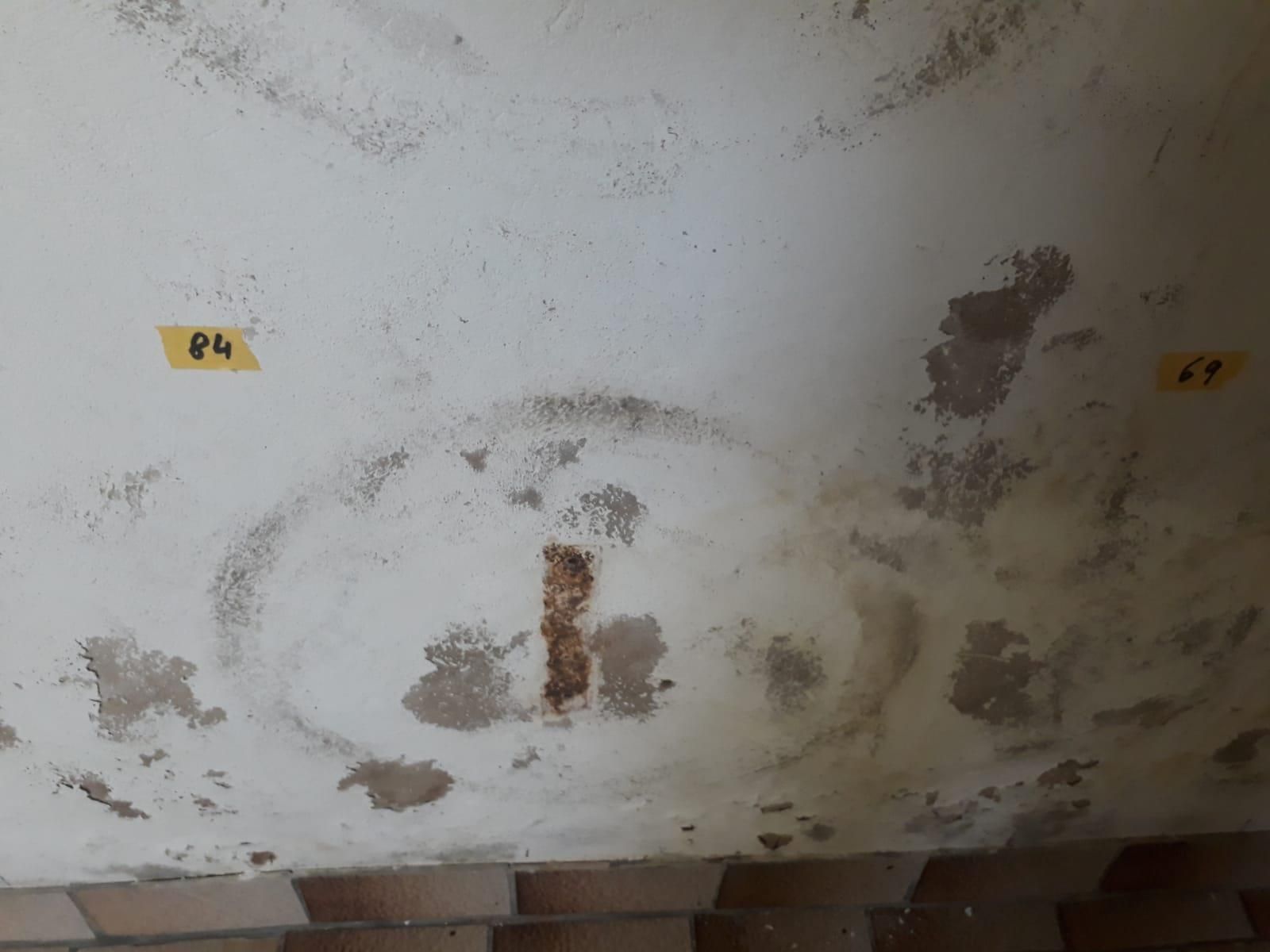 Eine weiße Wand mit einem gelben Aufkleber mit der Aufschrift „R4“.