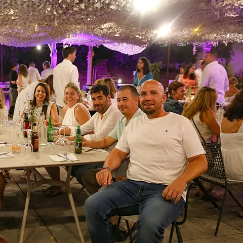 Un grupo de personas están sentadas en las mesas de un restaurante.