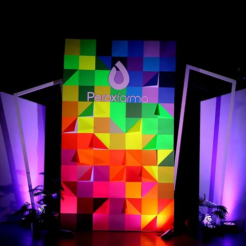 Una pared colorida con la palabra paraxforma en ella