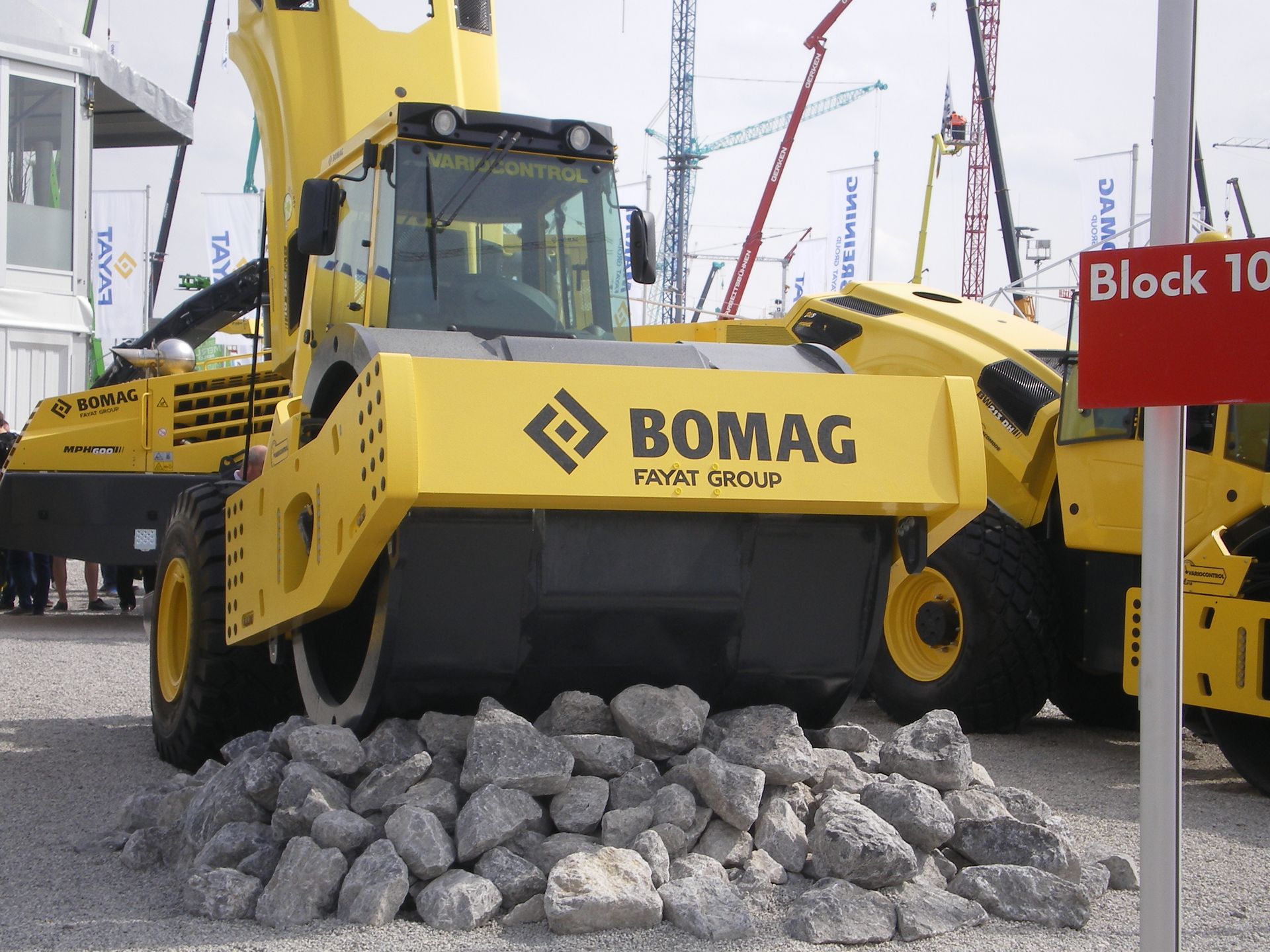 Bagger auf Steinhaufen