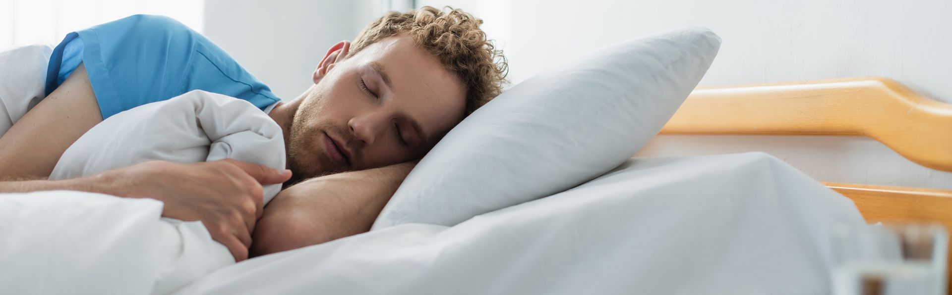 Betten Wegst - Mann schläft tief und fest auf einem gemütlichen Bett mit weichem Kissen