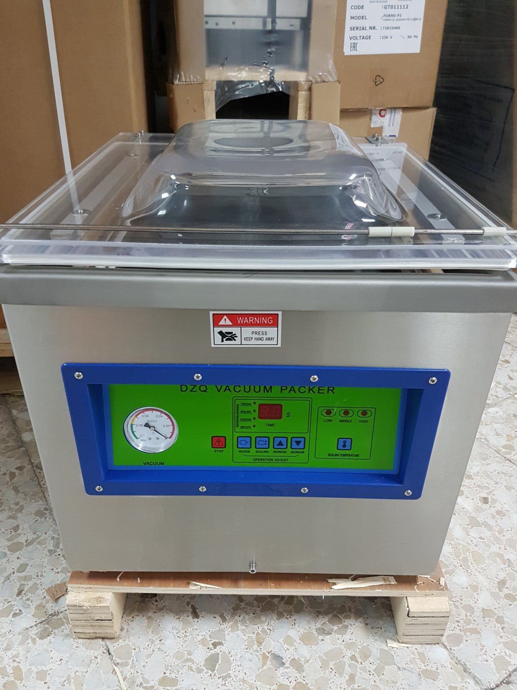 Maquina selladora al vacío de acero inoxidable con panel de control y manómetro.