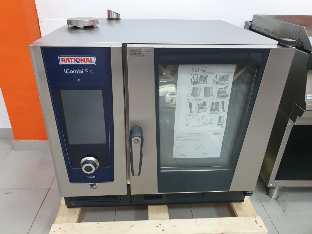 Un horno Rational CombiMaster Plus de acero inoxidable, colocado sobre una plataforma de madera en una cocina.