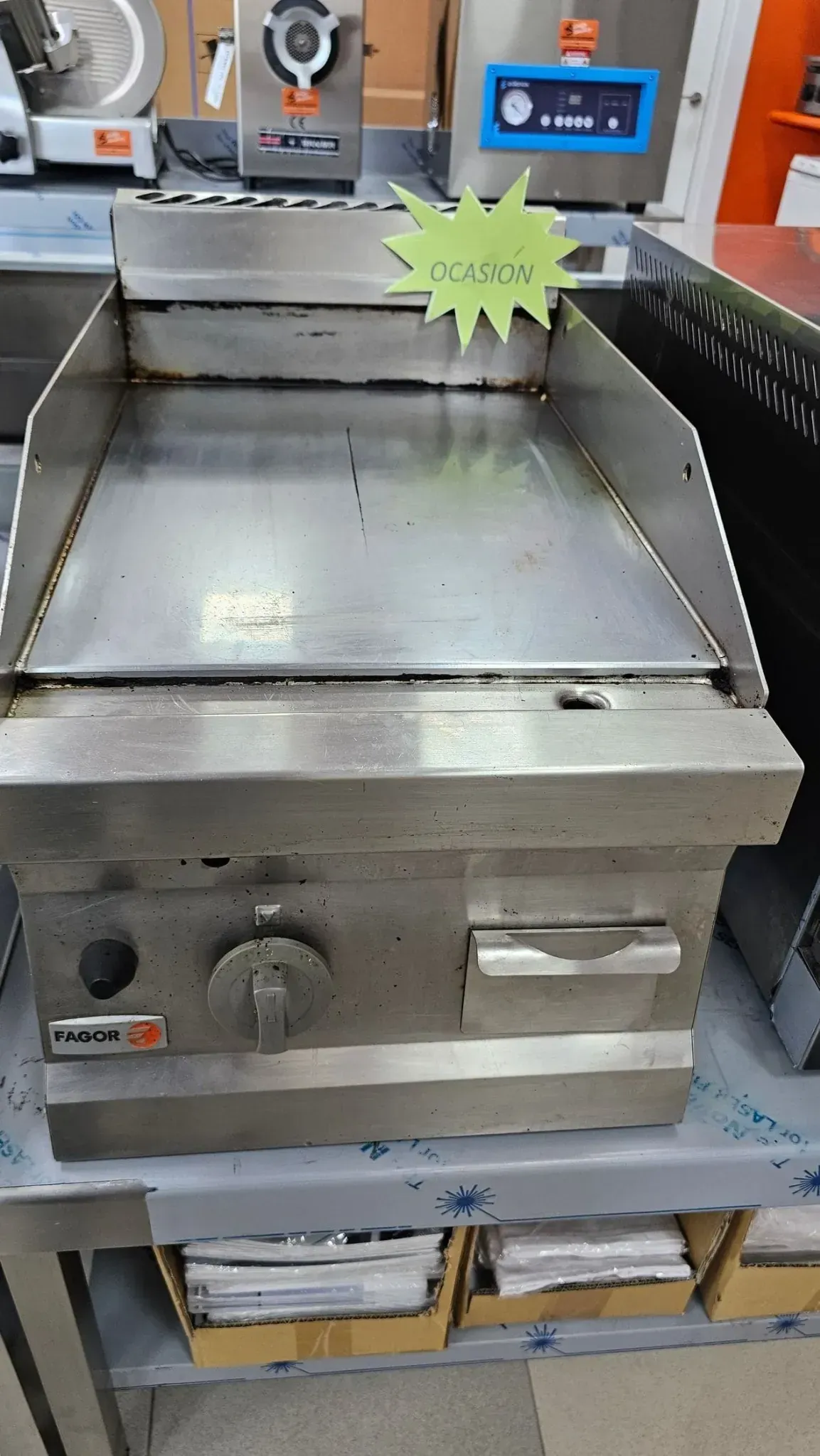 Plancha de gas comercial de acero inoxidable, etiqueta de precio adjunta.