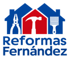 Logotipo de Reformas Fernández con casas azules y herramientas blancas sobre paneles rojos y azules