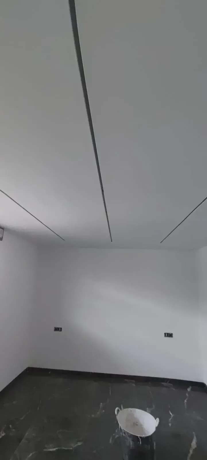 Icono de marcador de posición gris claro con un sol y montañas sobre fondo blanco