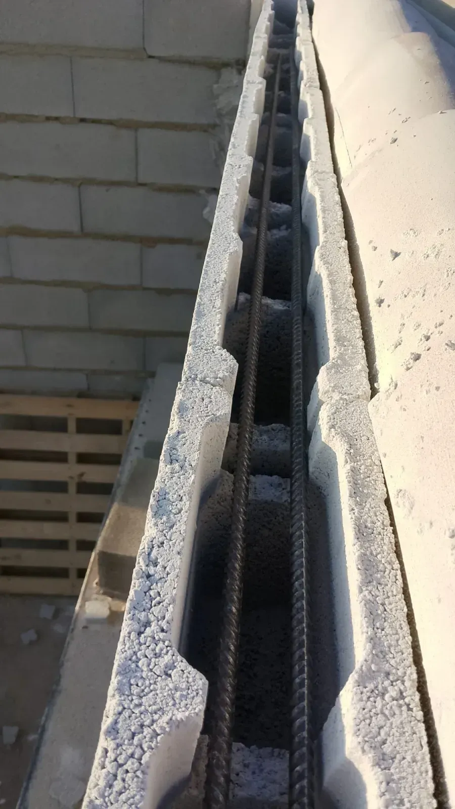 Primer plano de un canalón en la azotea con residuos y una pared de ladrillo al lado