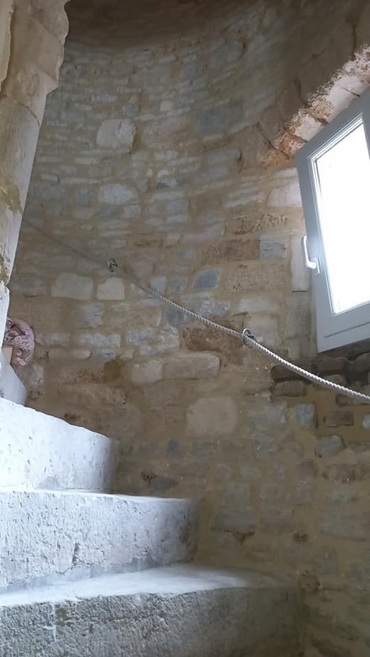 Travaux de joint de pierre dans un escalier