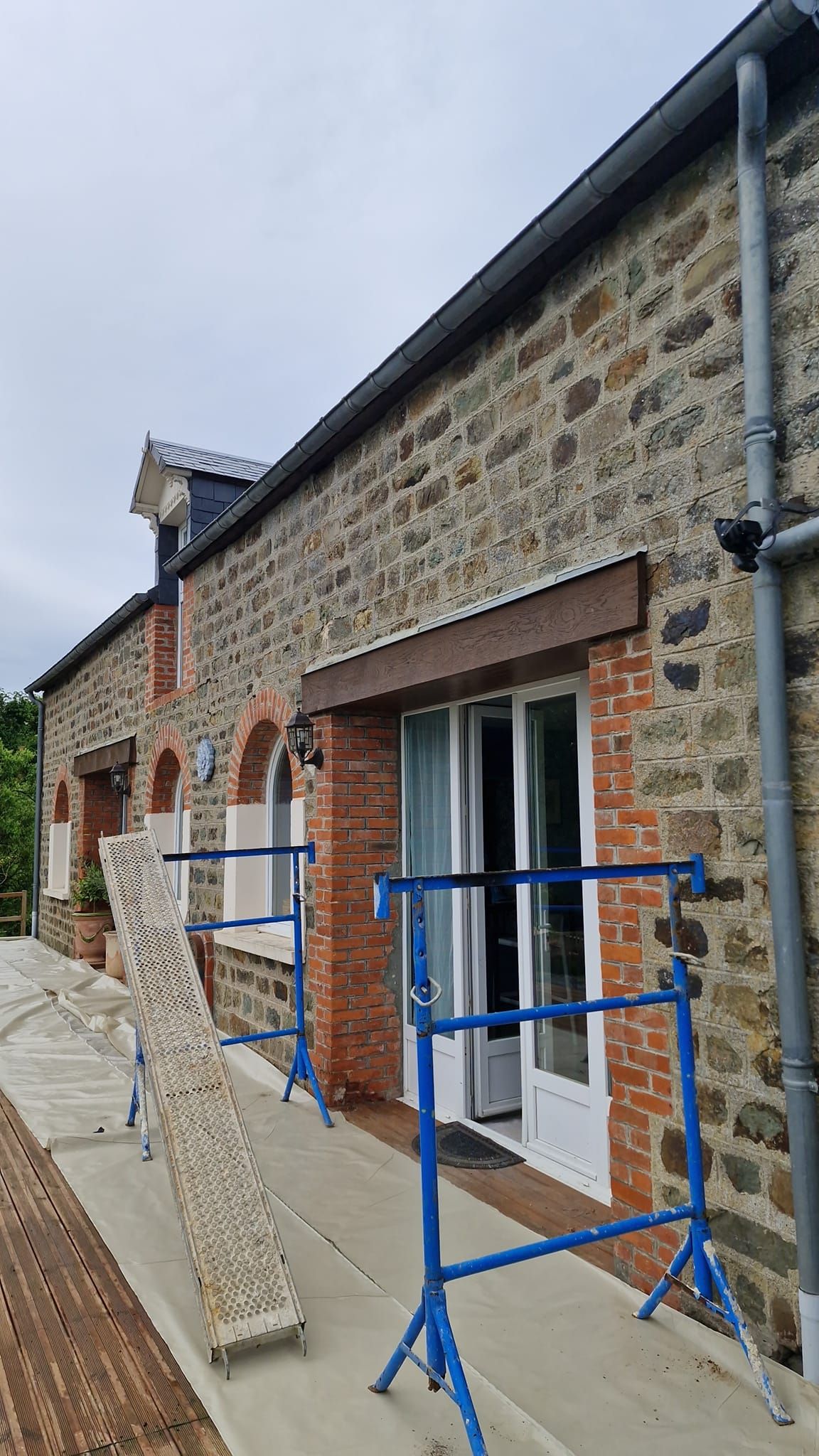 Maison en pierres pendant des travaux