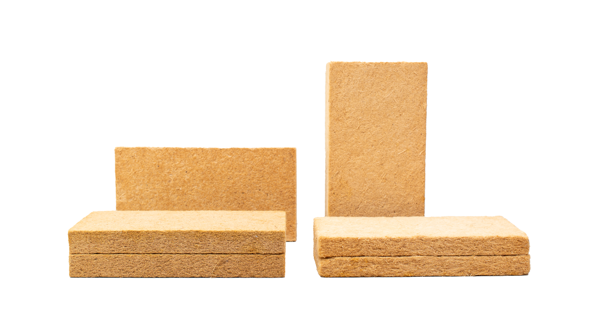 Cinq blocs d'isolant rectangulaires brun clair, de tailles différentes, sur fond blanc.