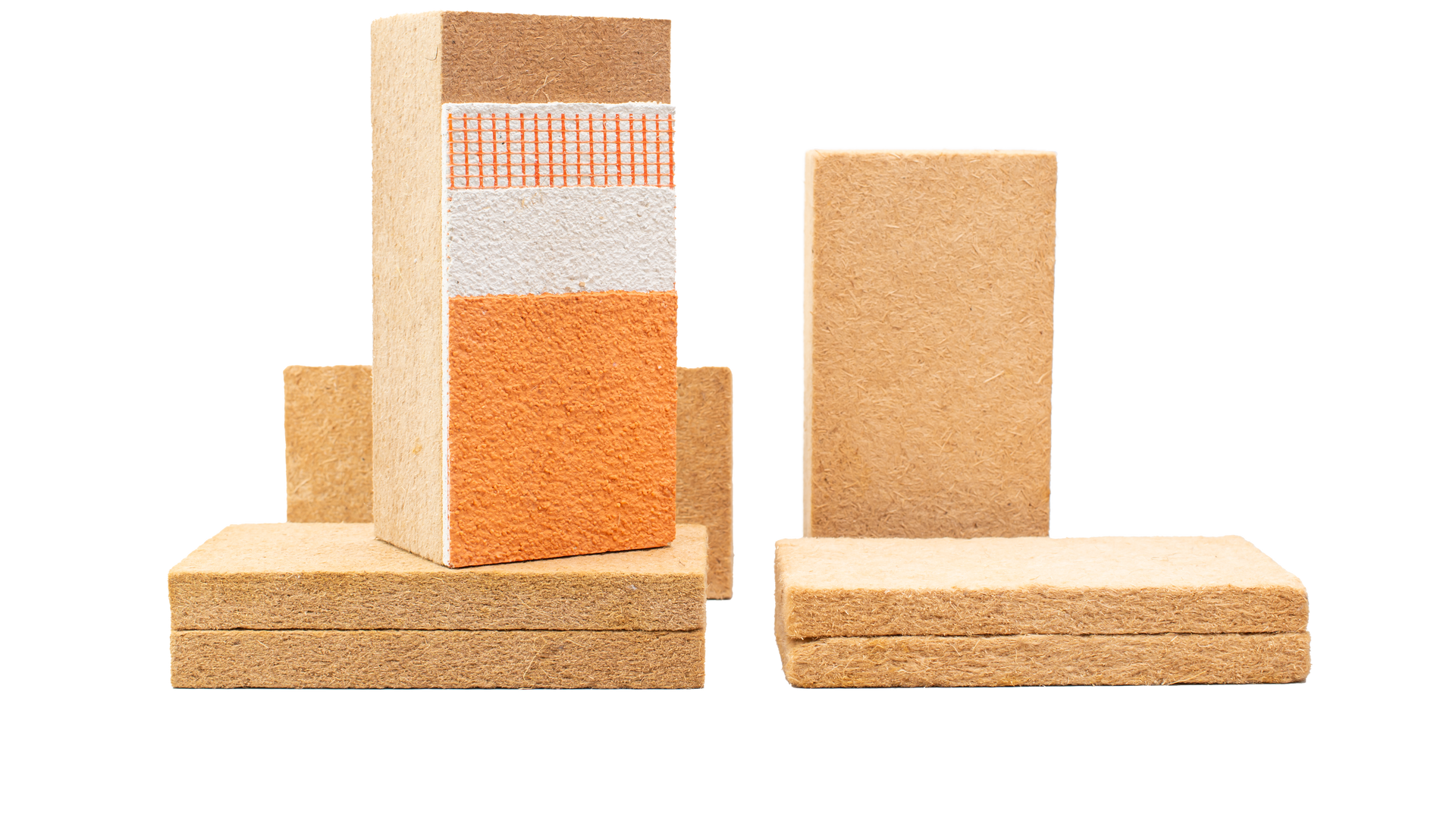 Blocs de construction empilés aux couches visibles, bruns et beiges, sur fond blanc.