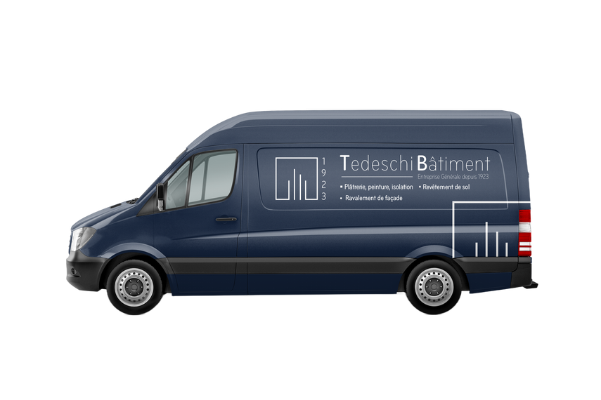 Fourgonnette de travail bleue avec le logo de l'entreprise Tedeschi Bâtiment sur le côté.