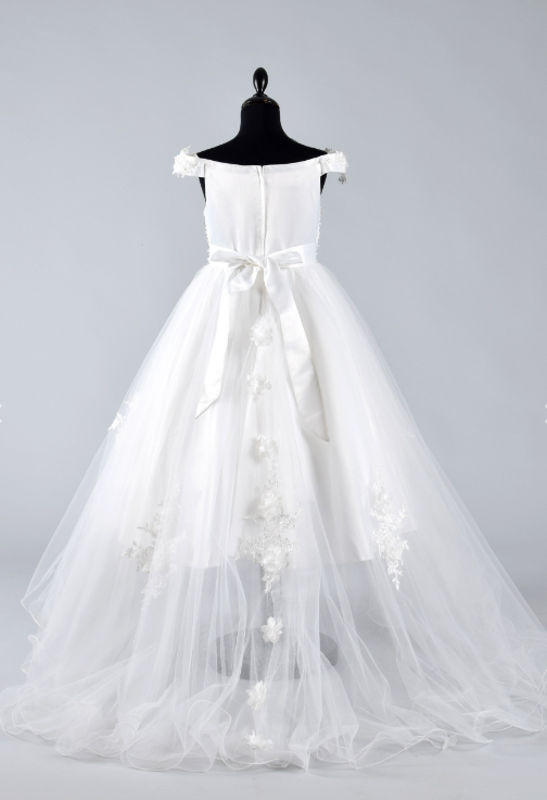 Vue de dos d'une robe blanche à épaules dénudées avec une jupe en tulle et un nœud.