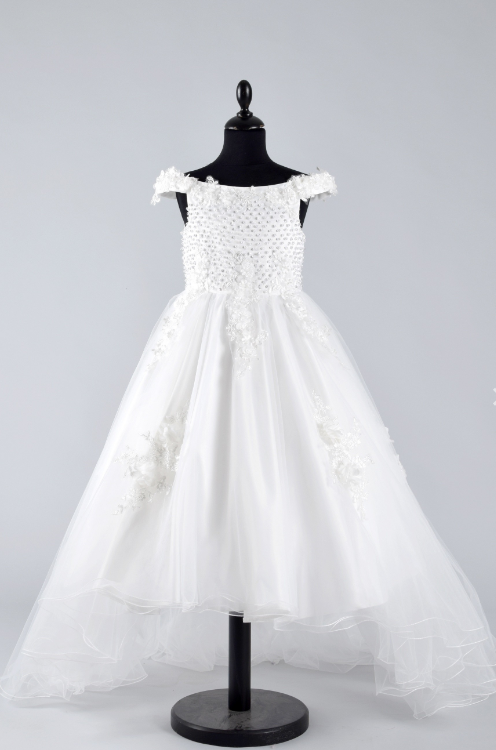 Robe de demoiselle d'honneur blanche à épaules dénudées, corsage orné de perles, jupe en tulle et longue traîne, présentée sur un mannequin.