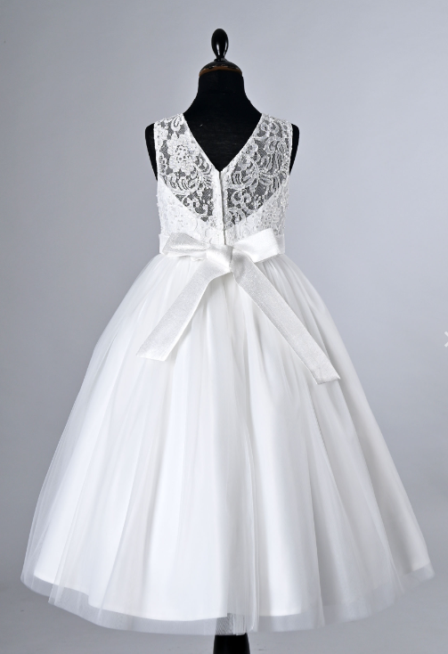 Robe blanche de demoiselle d'honneur avec corsage en dentelle et nœud dans le dos.