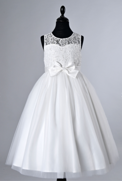 Robe blanche de demoiselle d'honneur sur un mannequin, avec corsage en dentelle et nœud à la taille.