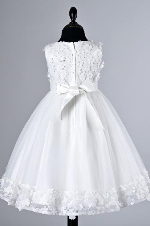 Robe blanche de demoiselle d'honneur avec corsage en dentelle, nœud et jupe en tulle.