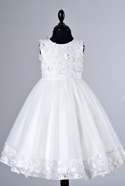 Robe de demoiselle d'honneur blanche sur un mannequin, avec corsage en dentelle et jupe en tulle.