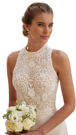 Femme en robe de mariée tenant un bouquet, avec un corsage en dentelle à col montant et un fond neutre.