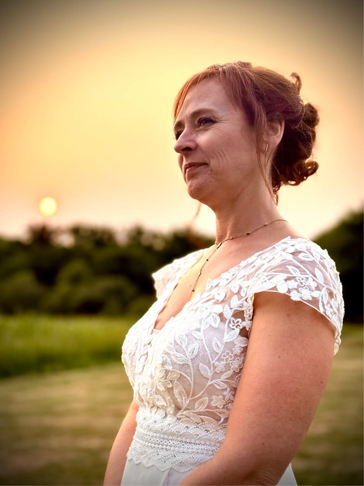 Une femme en robe de dentelle blanche.