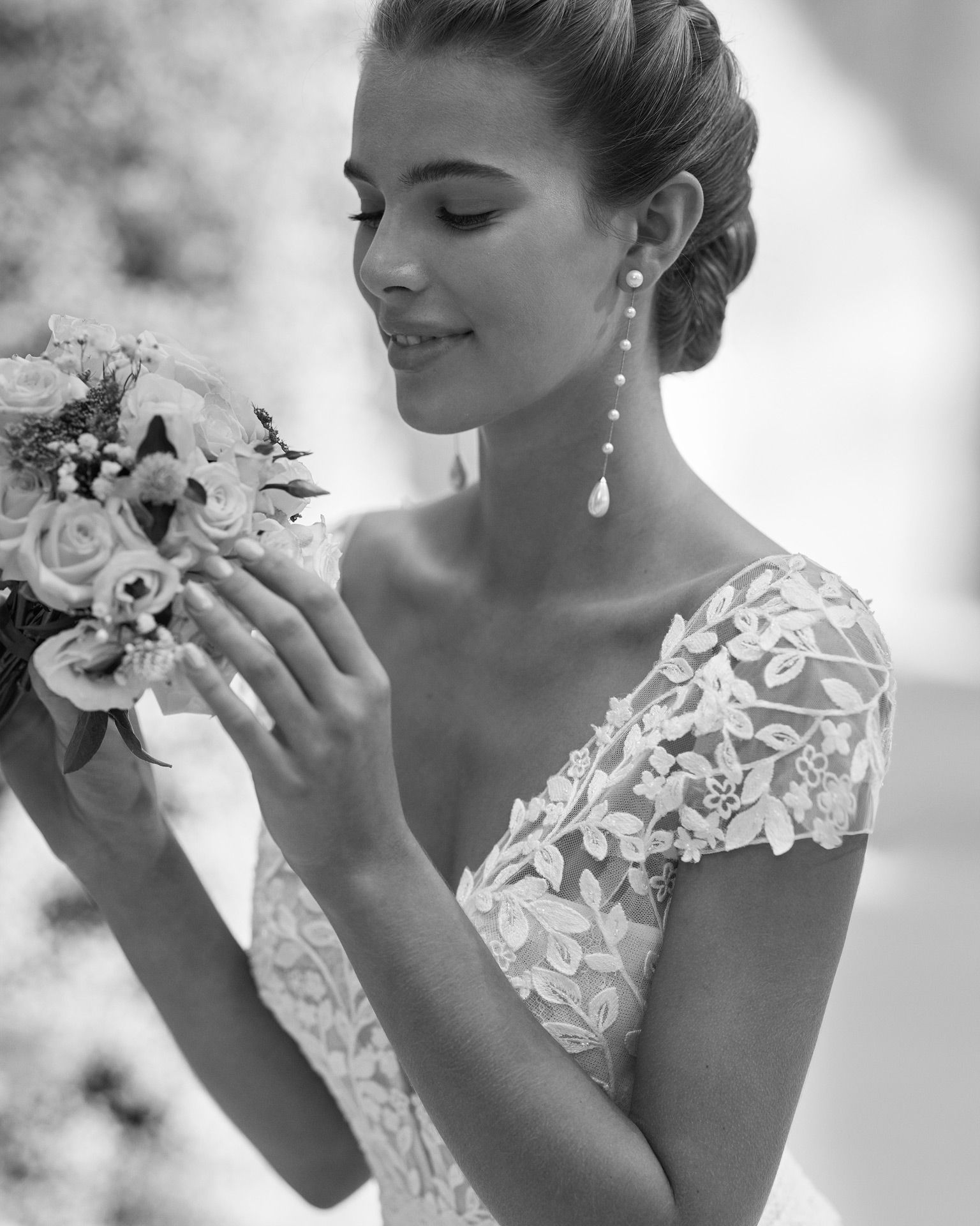 Robes de mariée suspendues en rangée ; dentelle blanche et détails perlés.