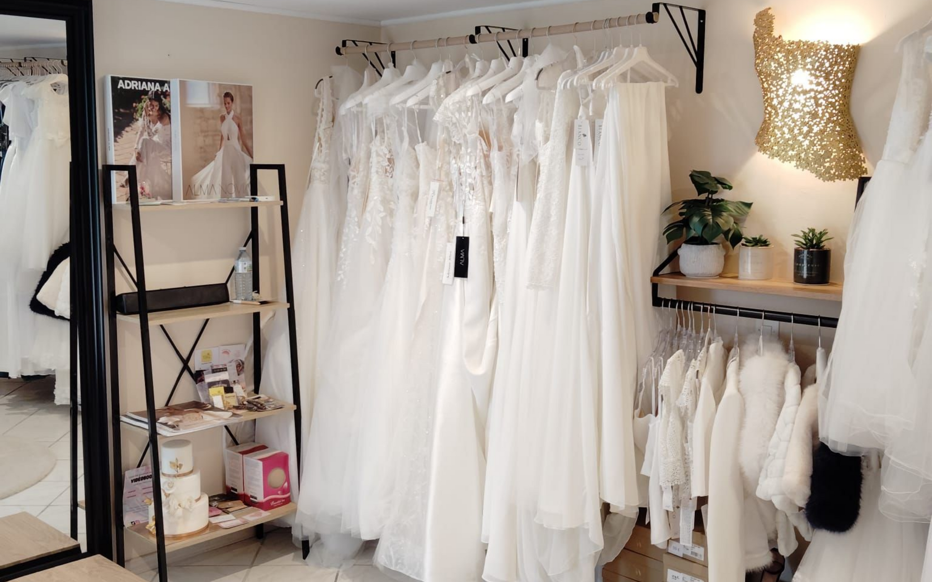 Rangée de robes de mariée.