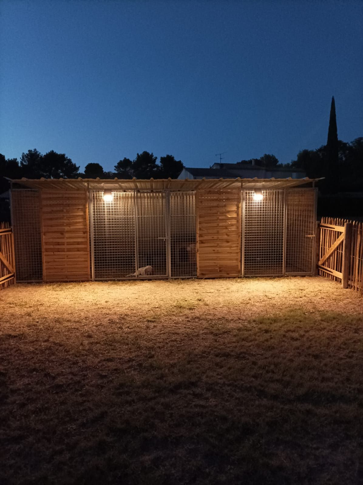 Un grand bâtiment en bois avec beaucoup de fenêtres est éclairé la nuit.