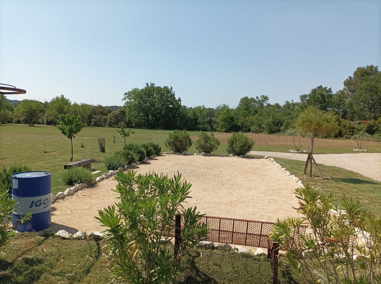 Un tonneau bleu avec le mot igo dessus