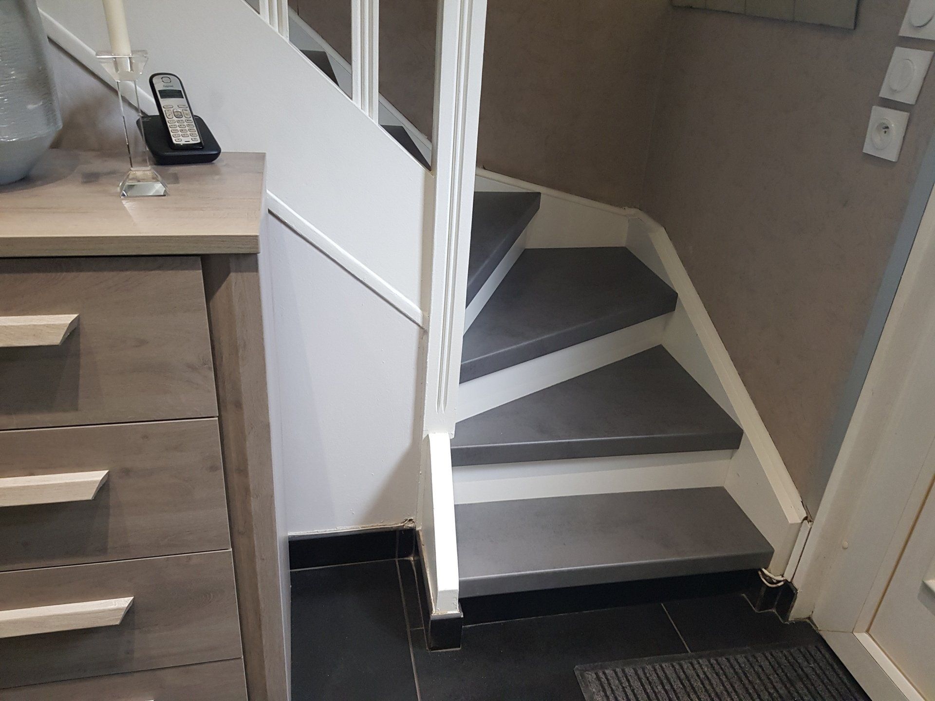Habillage gris sur escalier