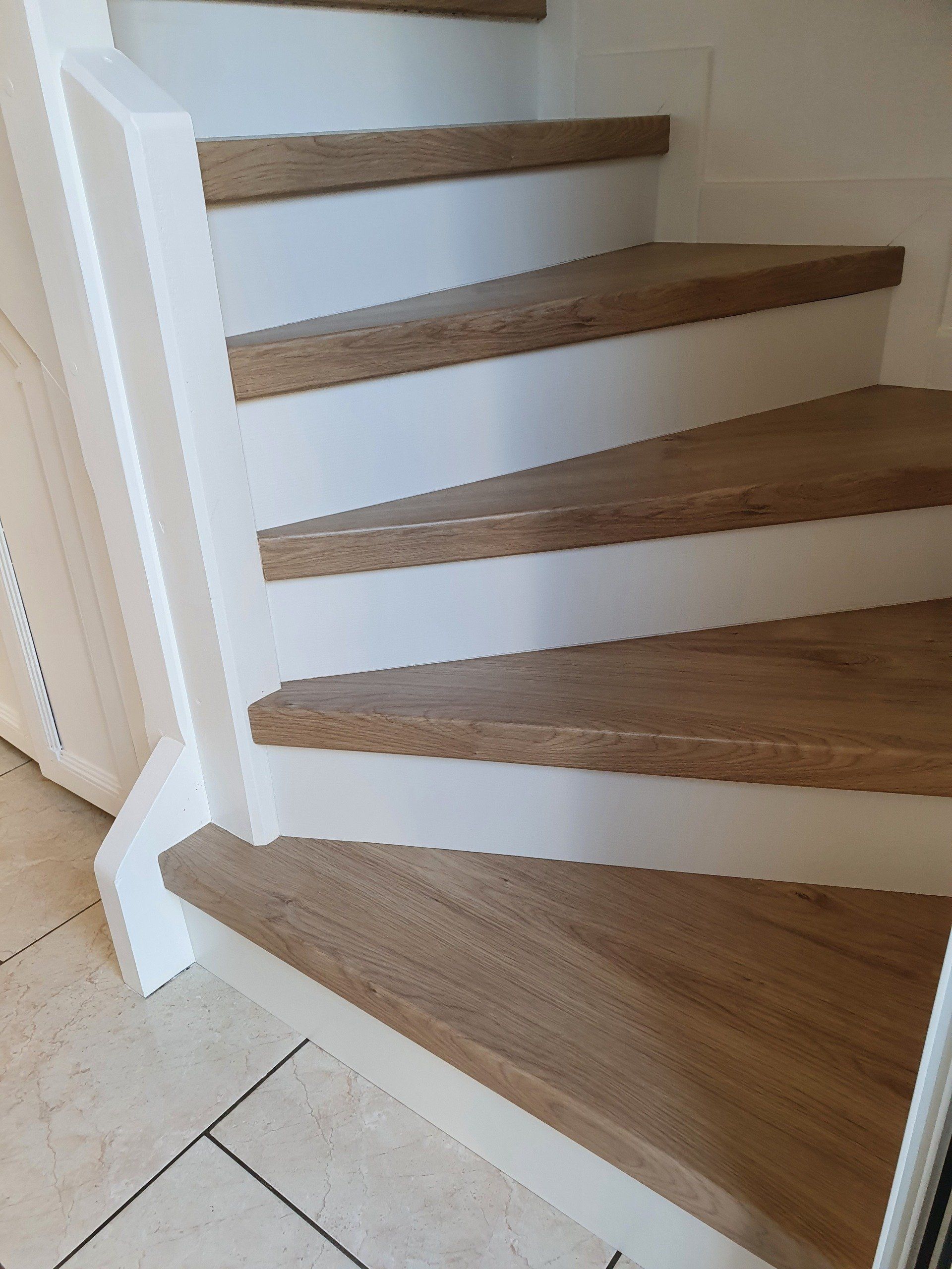 Habillage marron sur escalier