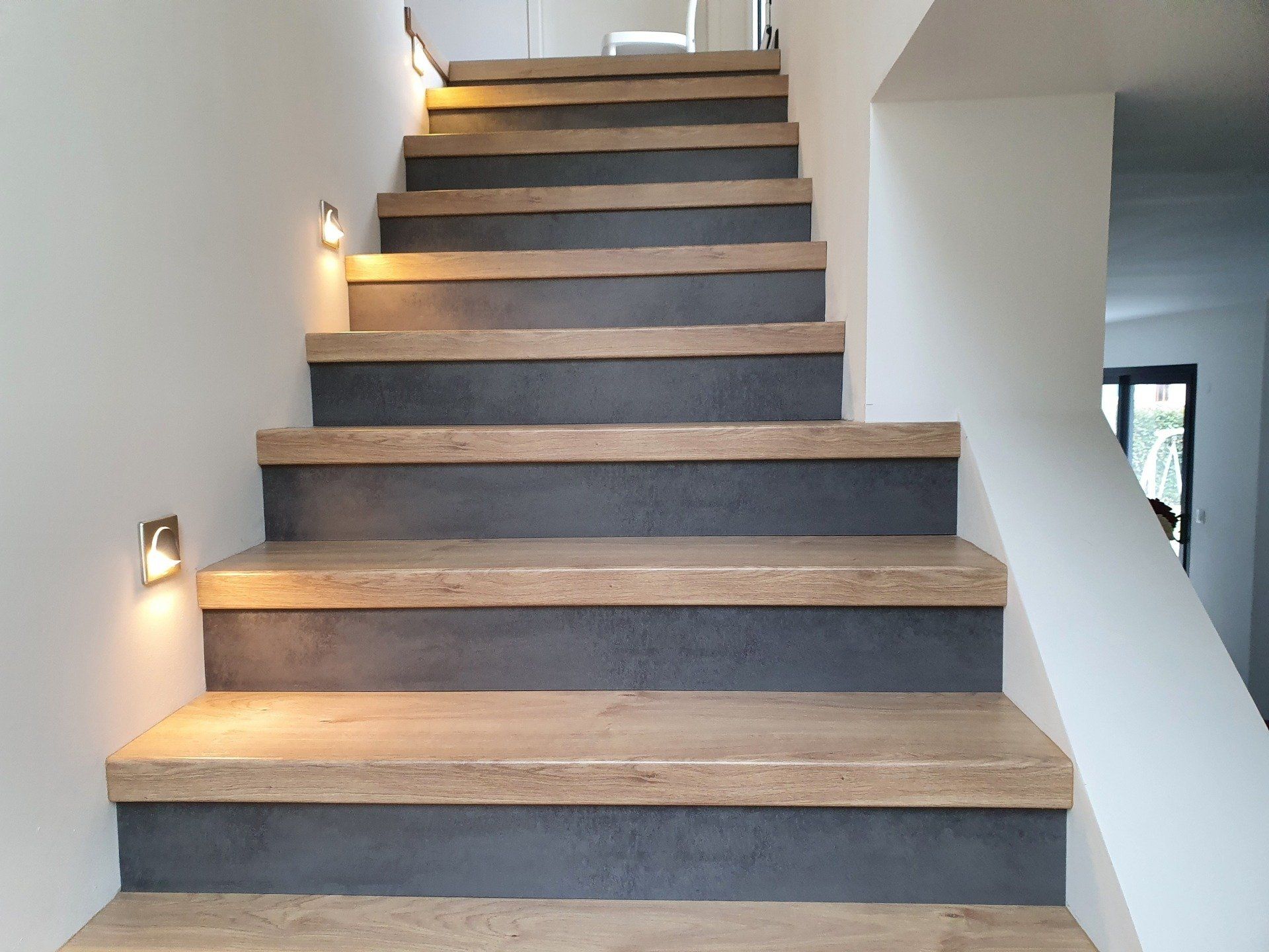 Habillage gris sur escalier vue de face