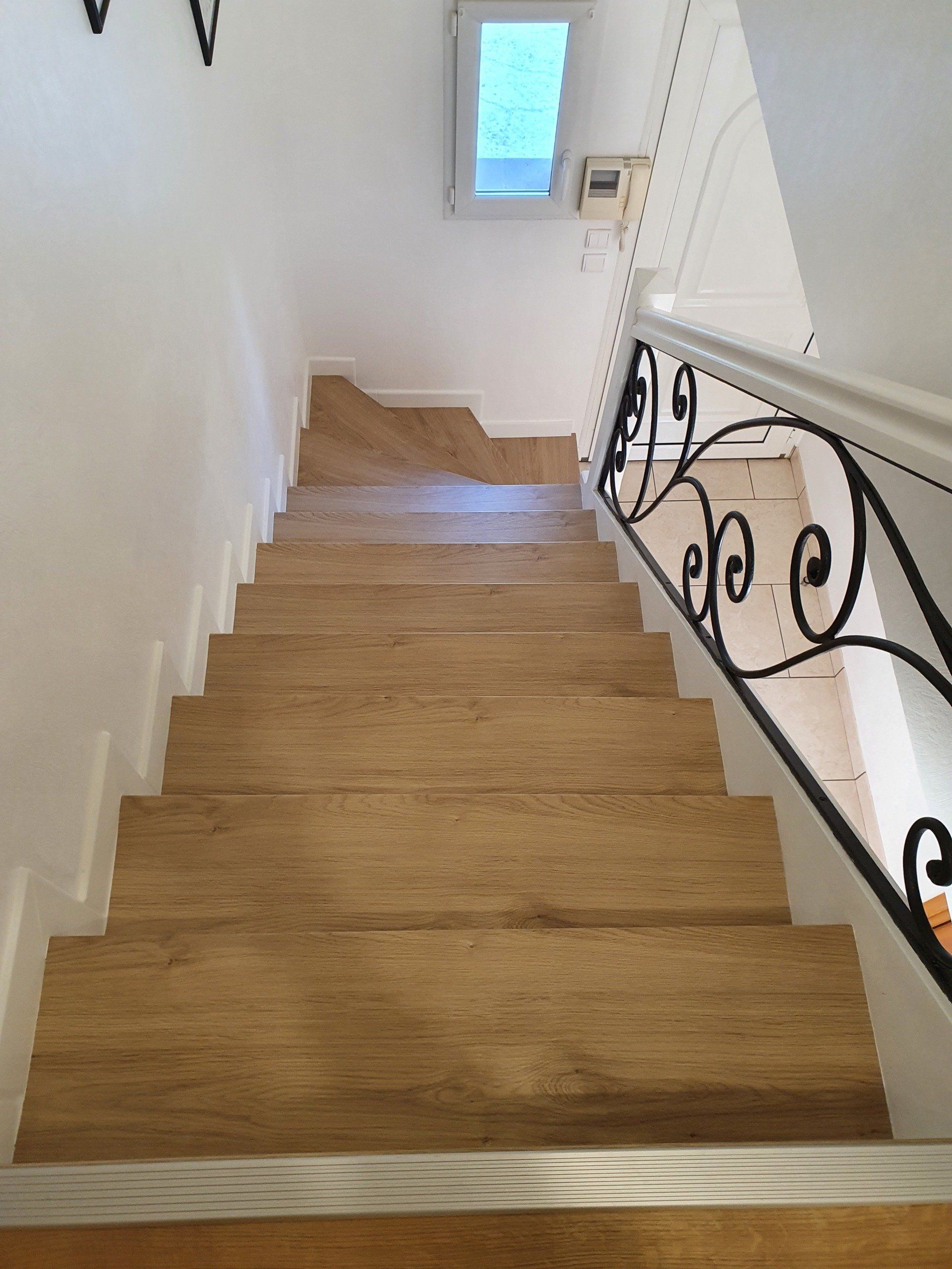 Habillage marron sur escalier vue de haut