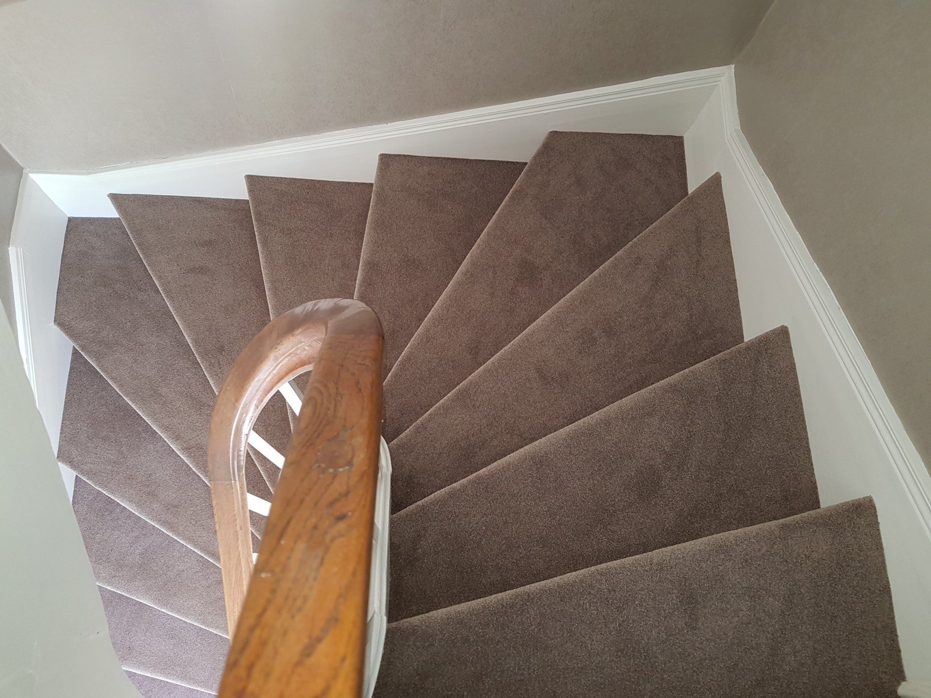 Escalier en moquette vue de haut