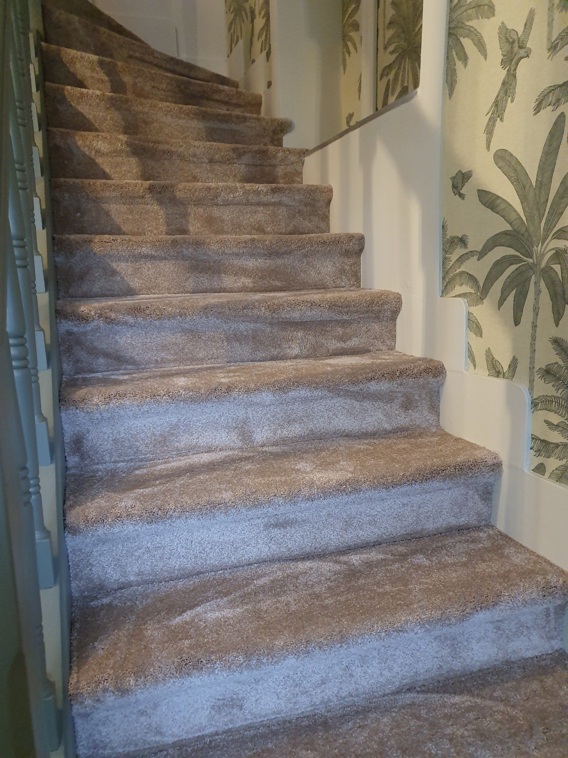 Escalier en moquette gris