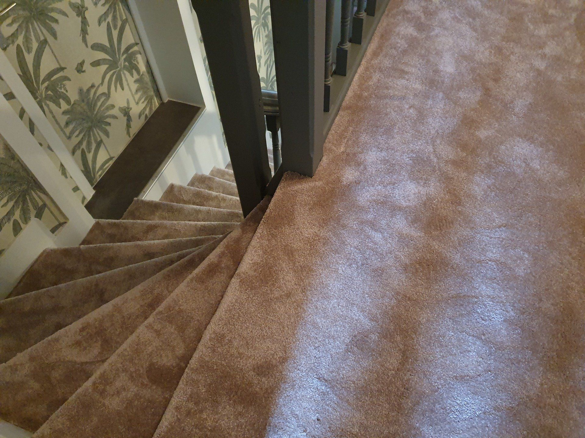 Escalier en moquette vue de haut avec effet