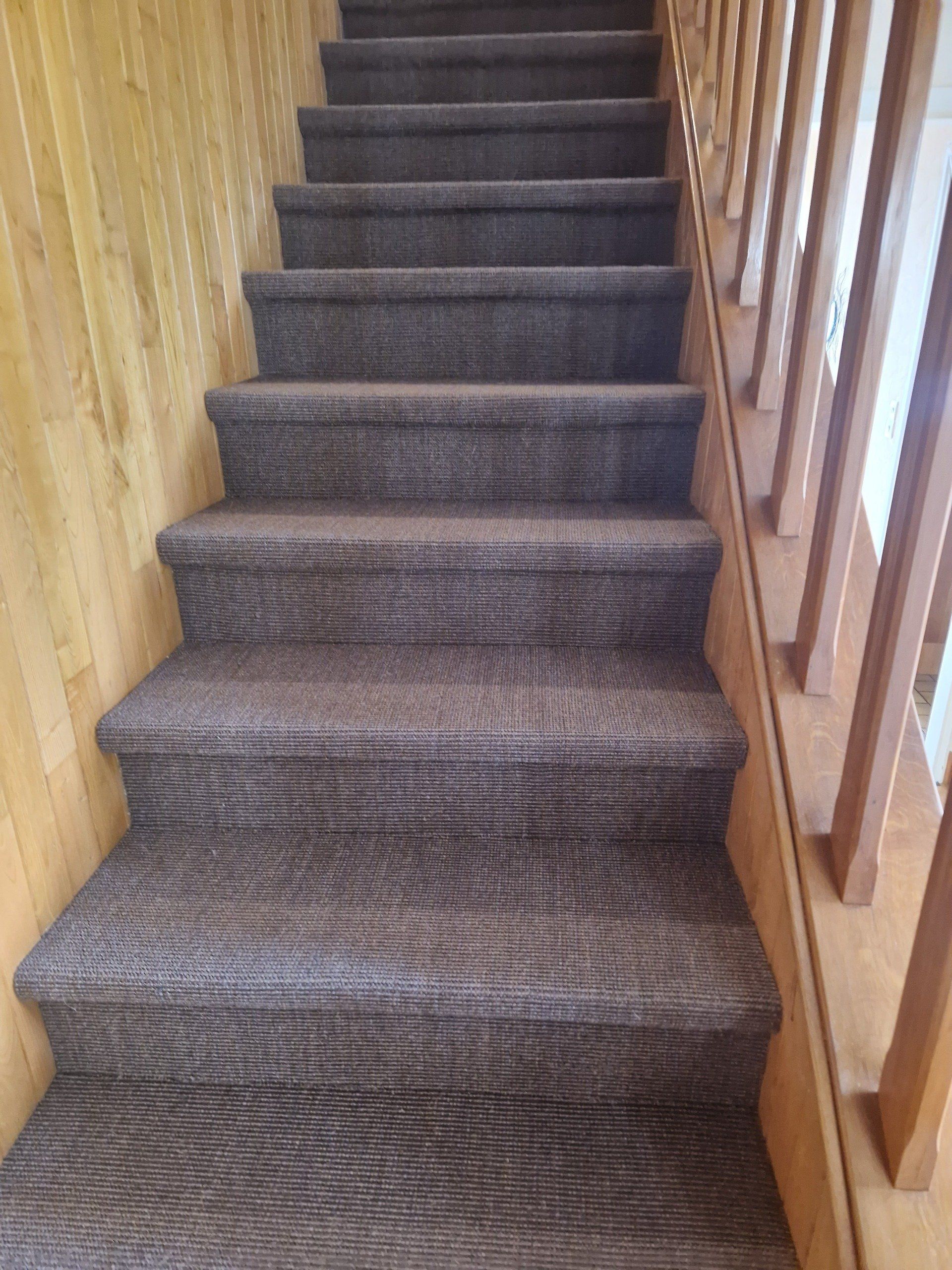 Escalier en sisal gris vue de bas