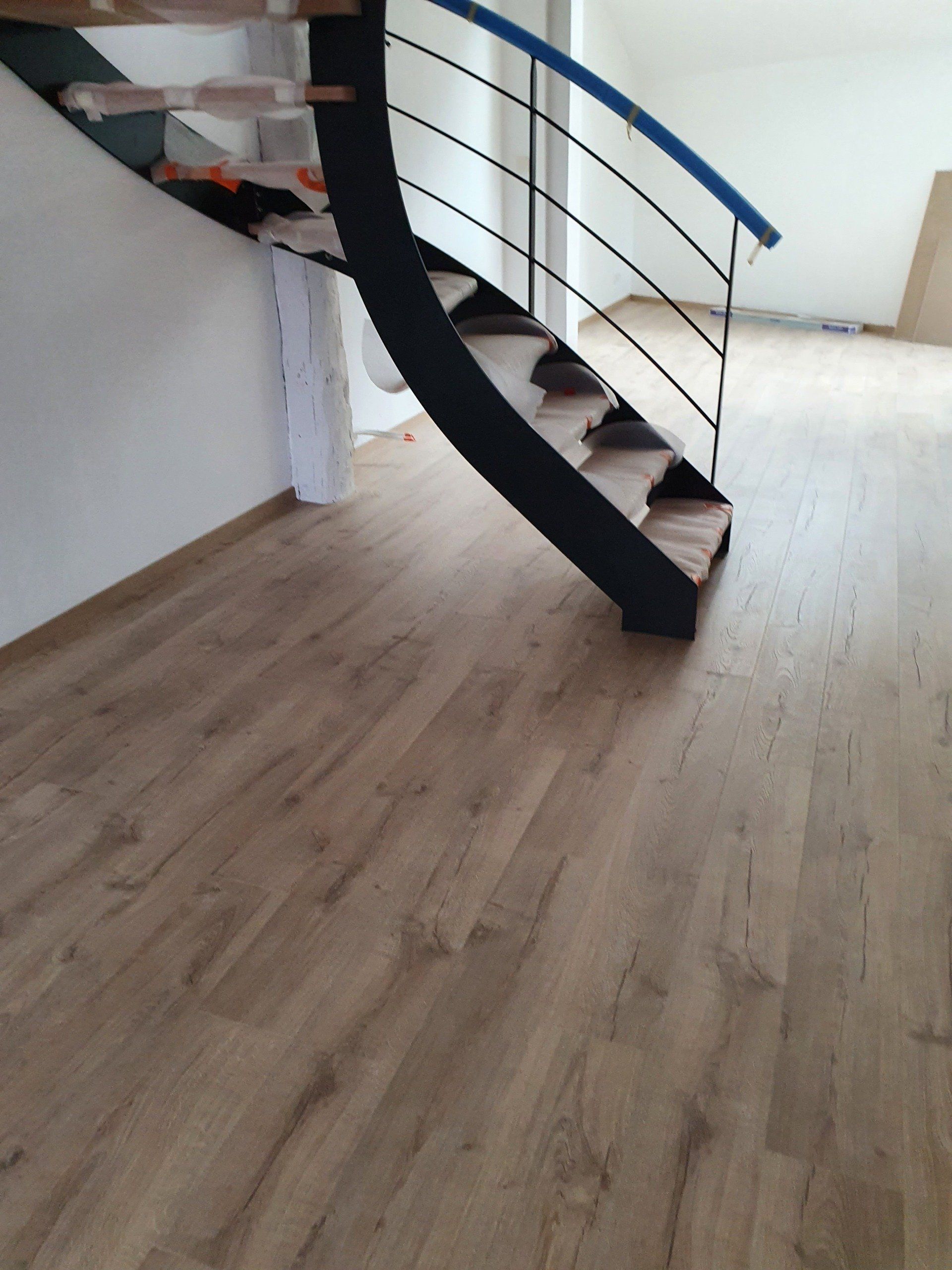 Parquet stratifié et escalier