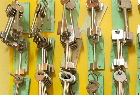 Un manojo de llaves cuelga en una pared amarilla