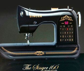 Una máquina de coser Singer negra con pantalla digital.