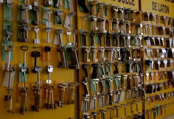 Un manojo de llaves cuelga en una pared amarilla