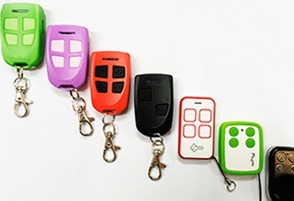 Un grupo de controles remotos están alineados en fila sobre una superficie blanca.