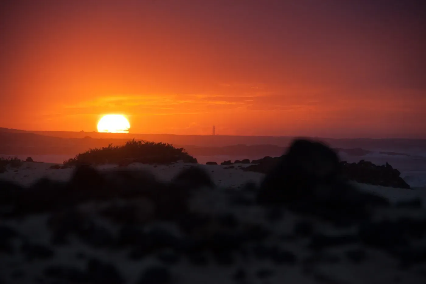 Una imagen borrosa de una puesta de sol sobre un cuerpo de agua.
