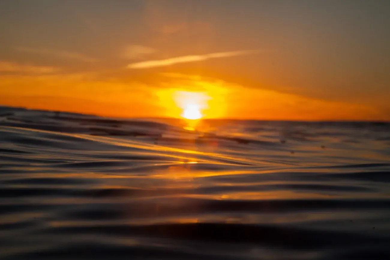 El sol se está poniendo sobre el océano.