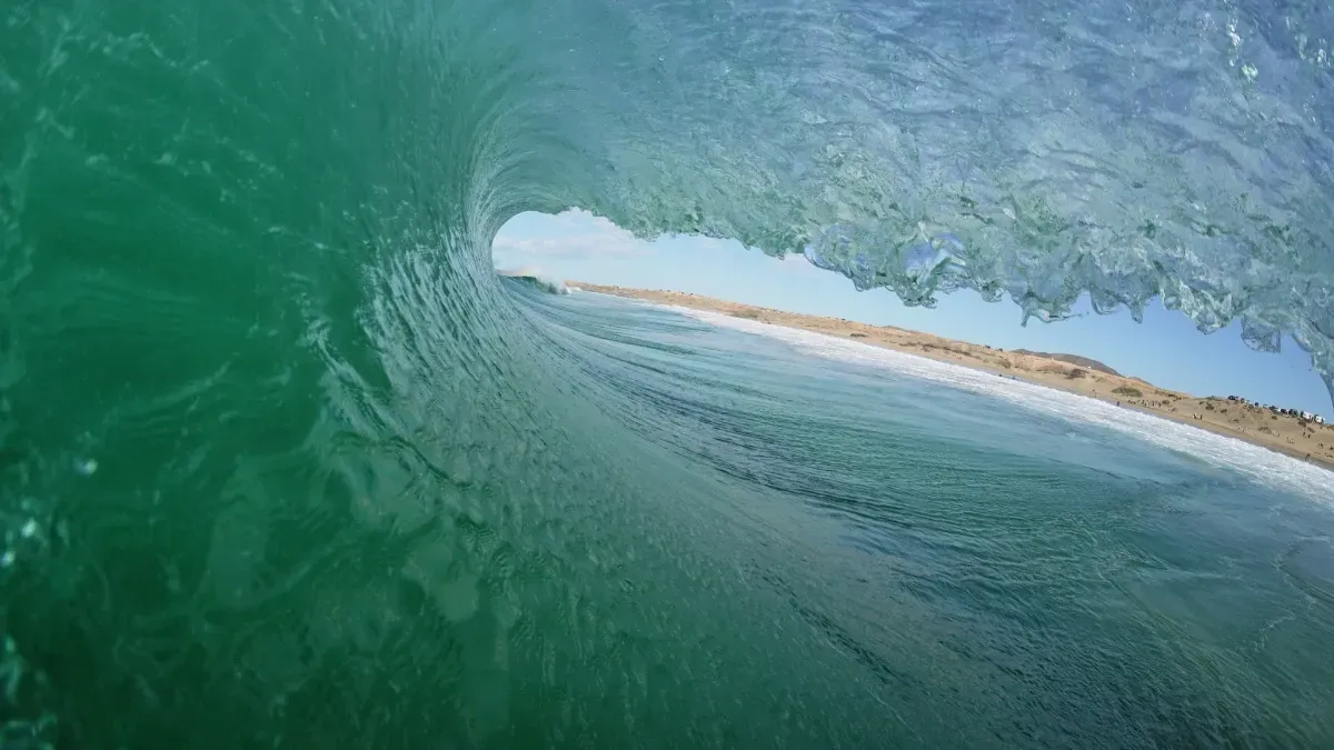 Un surfista está montando una ola en el océano.